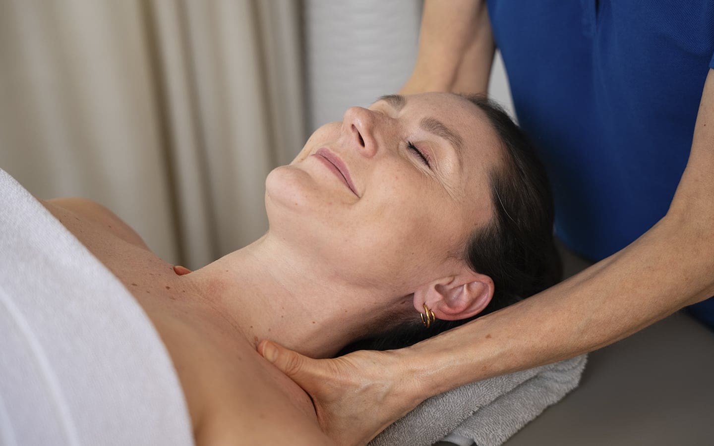Nackenmassage zur Lösung von Verspannungen im Bewegungszentrum Hochdorf