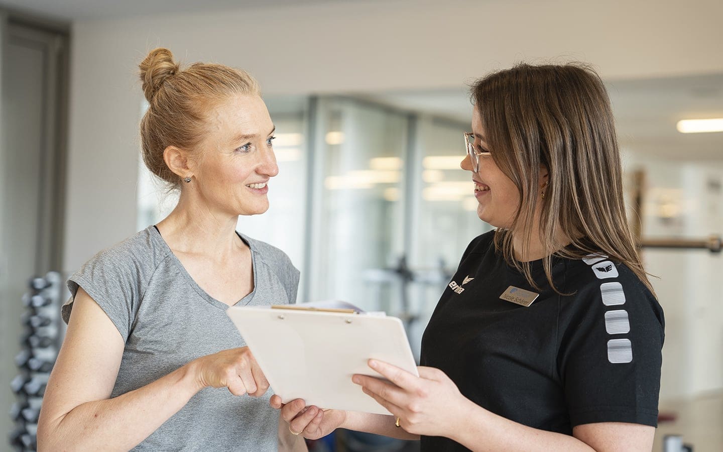 Physiotherapeutin erklärt einen individuellen Therapieplan im Bewegungszentrum Hochdorf