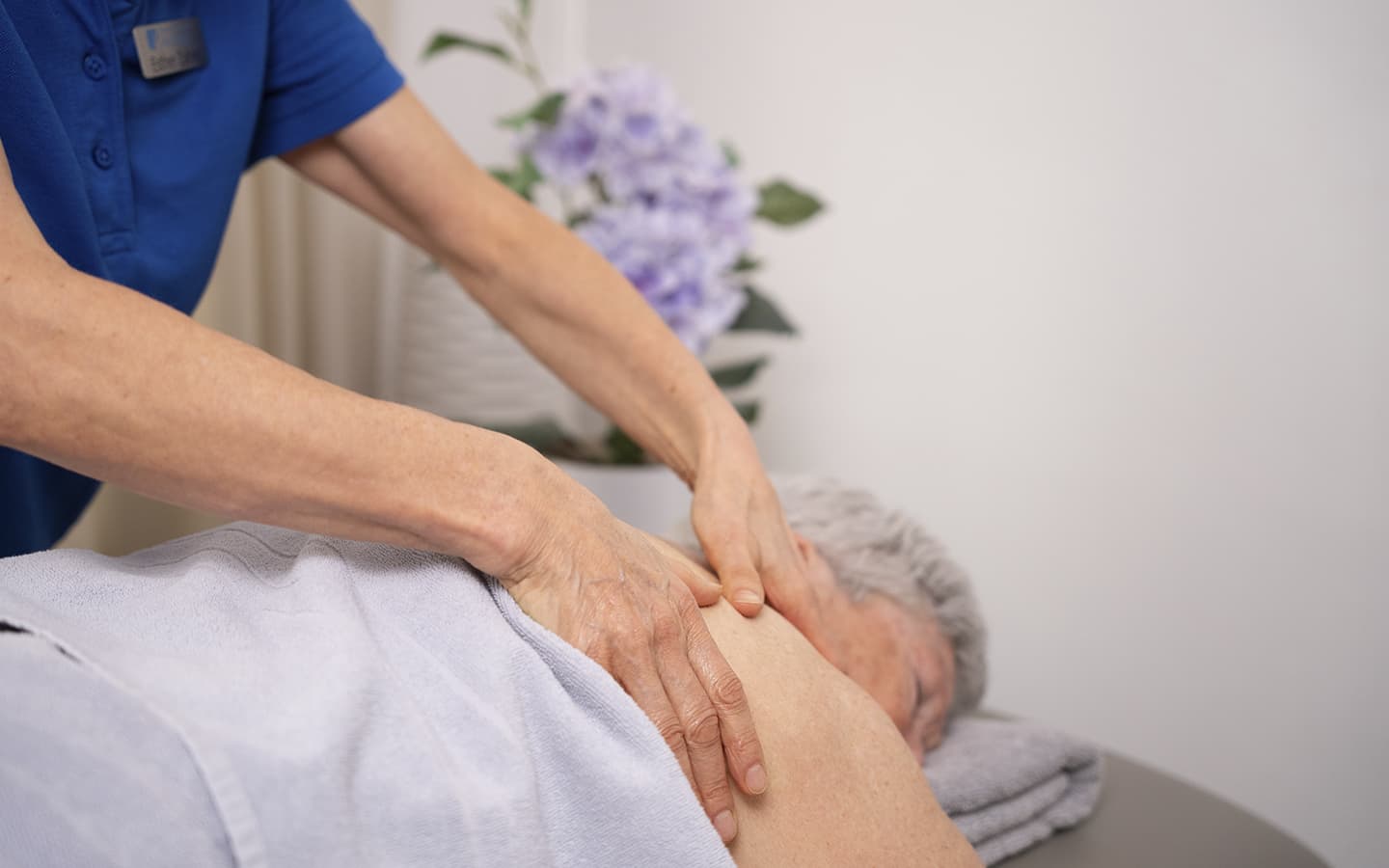 Professionelle Massage einer entspannten Patientin im Bewegungszentrum Hochdorf
