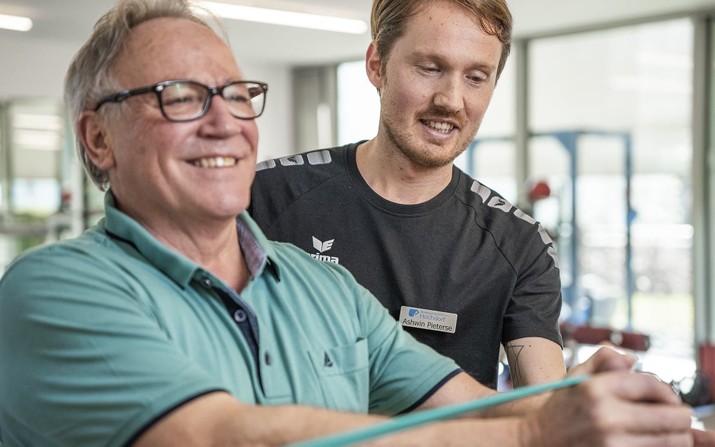 Physiotherapeut begleitet einen Patienten während einer Trainingsübung in Hochdorf