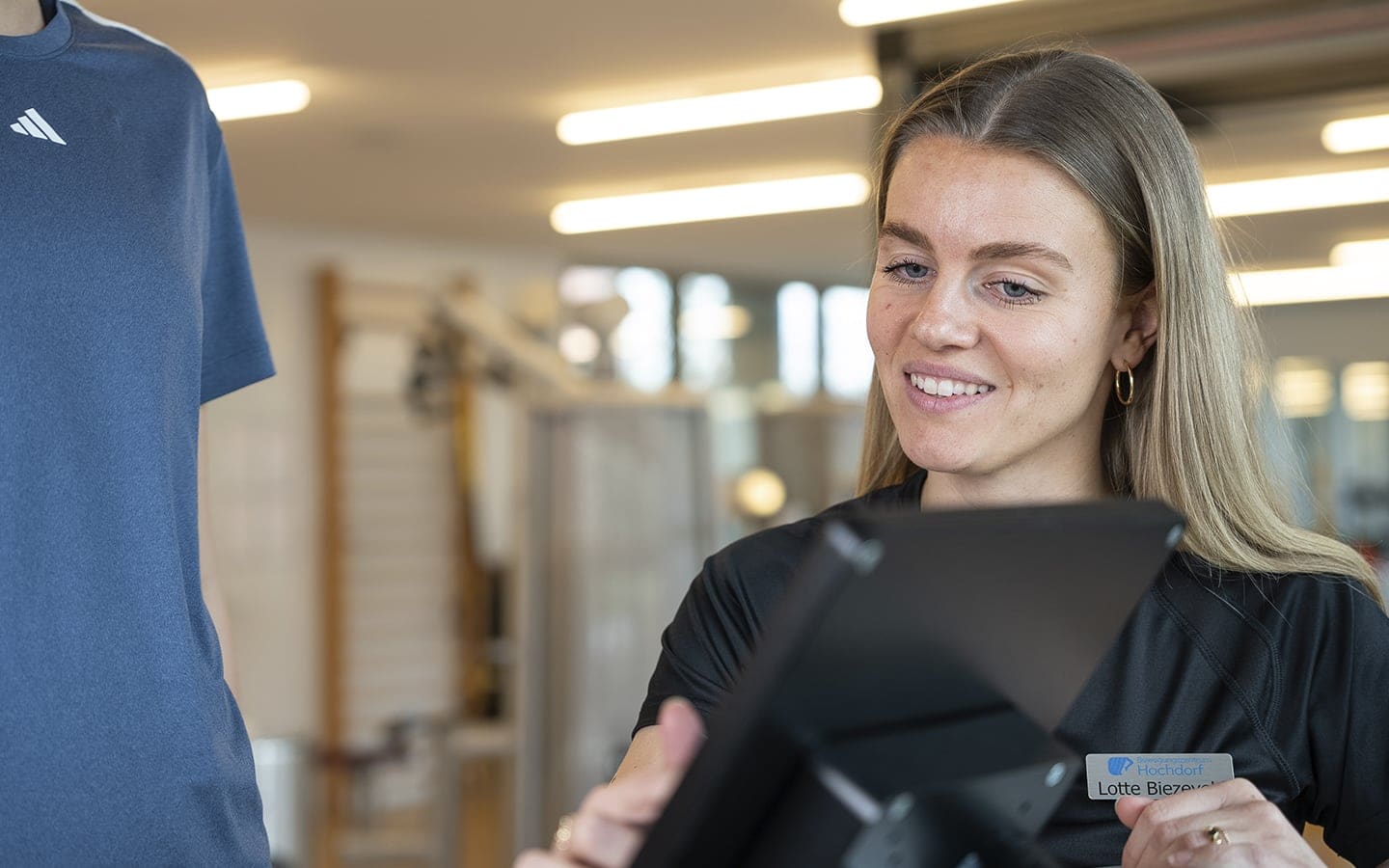 Einführung an ein Trainingsgerät durch einen Physiotherapeuten im Bewegungszentrum Hochdorf