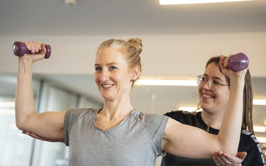Krafttraining mit Hanteln unter Anleitung eines Physiotherapeuten in Hochdorf