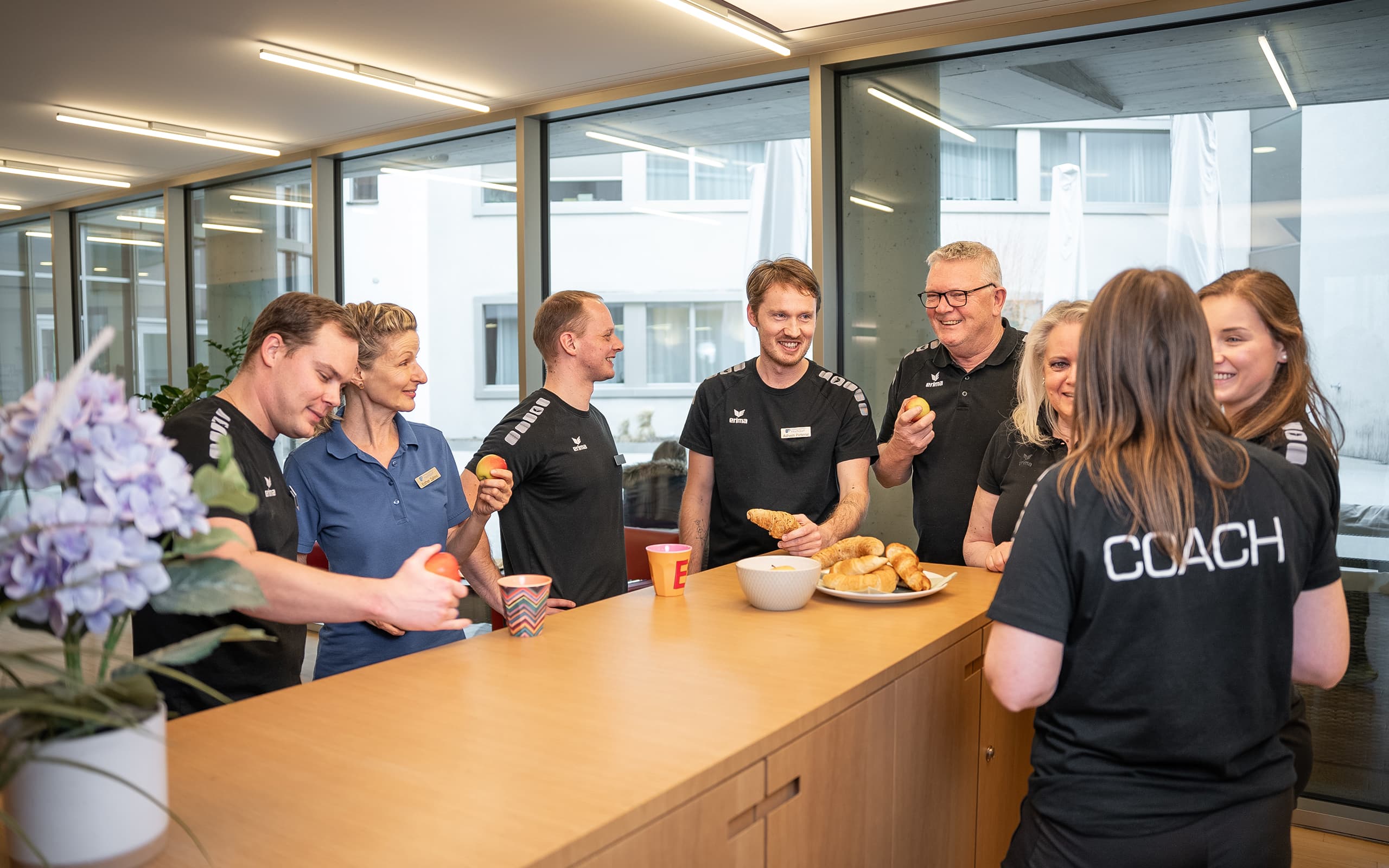 Teamgespräch am Empfang im Bewegungszentrum Hochdorf