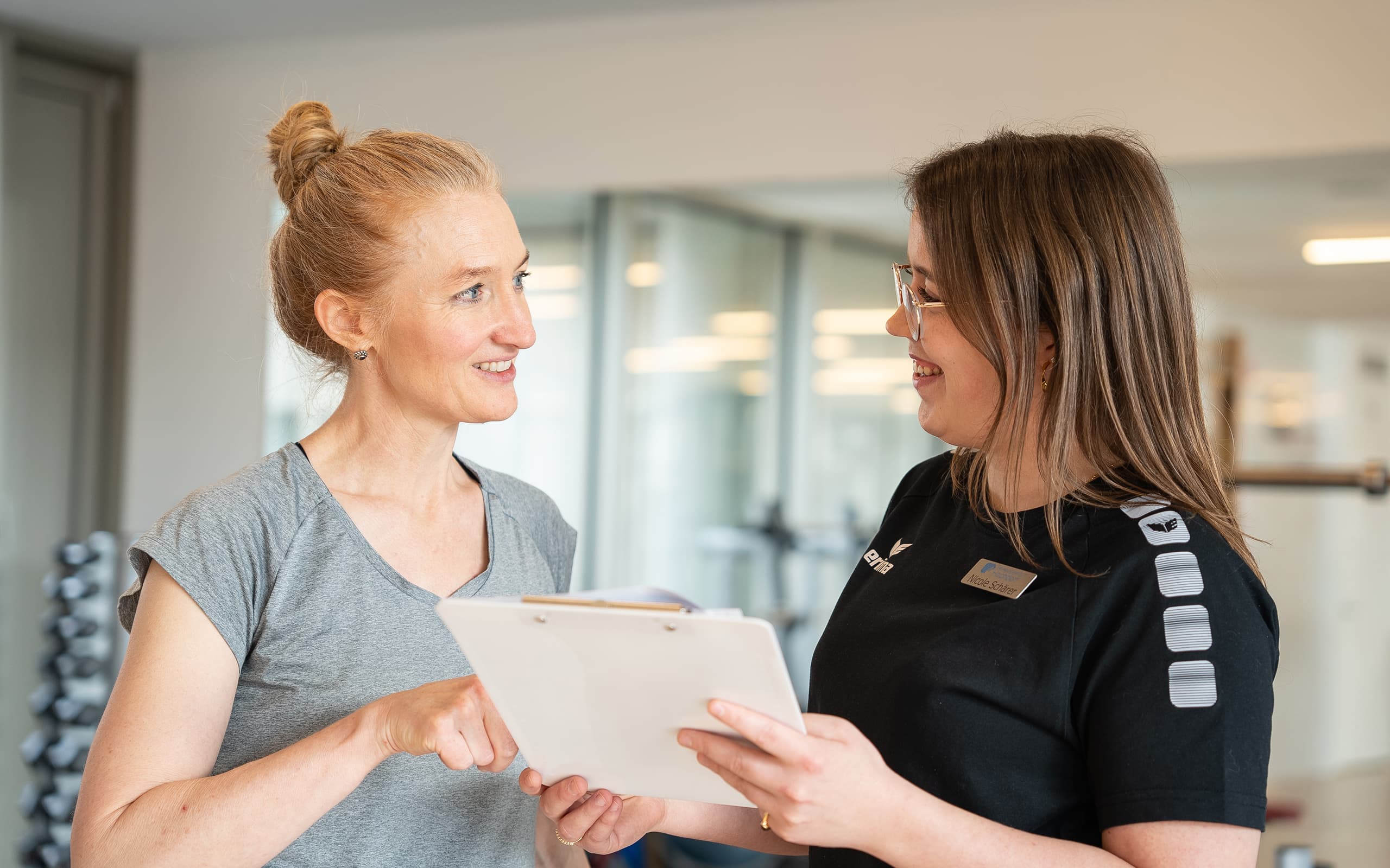 Physiotherapeutin erklärt einen individuellen Therapieplan im Bewegungszentrum Hochdorf